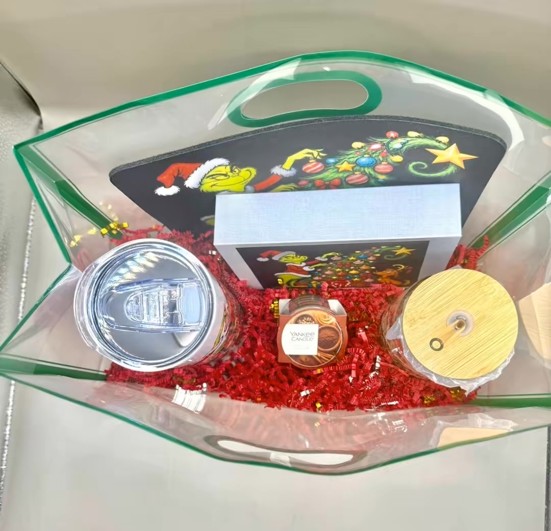 The Grinch With Christmas Tree & Lights Gift Package - Image 2