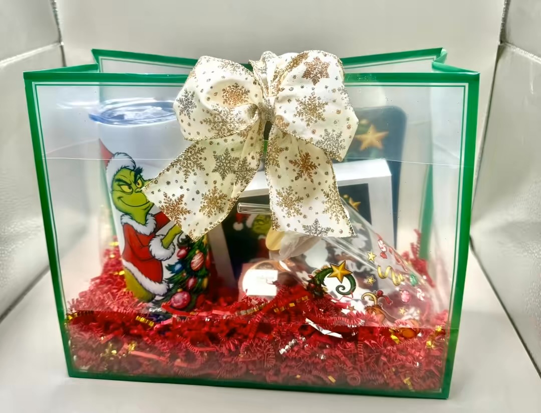 The Grinch With Christmas Tree & Lights Gift Package - Image 4
